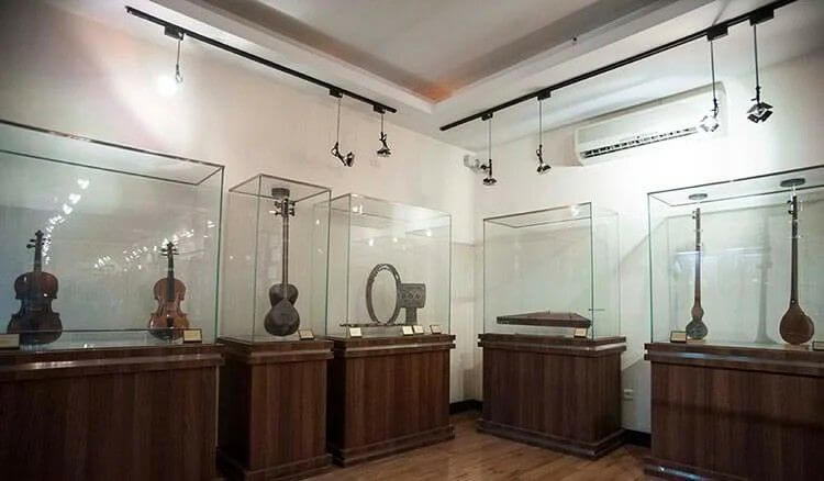 بخش اهدایی سازهای ابوالحسن صبا
