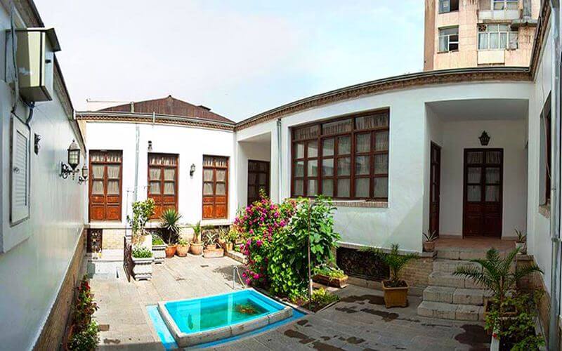 حیاط خانه تاریخی صبا