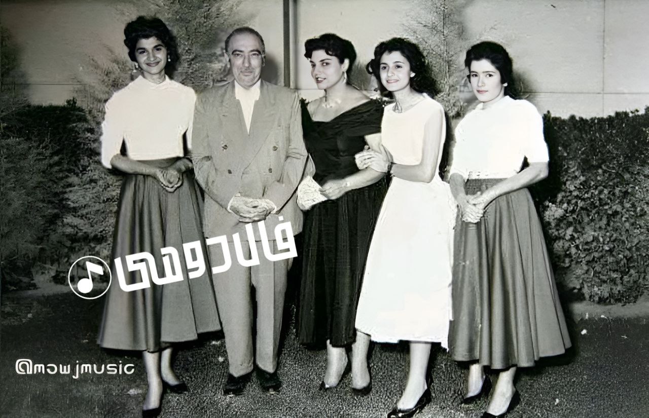 بانوان هنرستان موسیقی در کنار استاد ابوالحسن صبا  از سمت راست: بانوان زرین تبار، وزیری تبار،خاطره پروانه، استاد ابوالحسن صبا و بانو پروین صالح