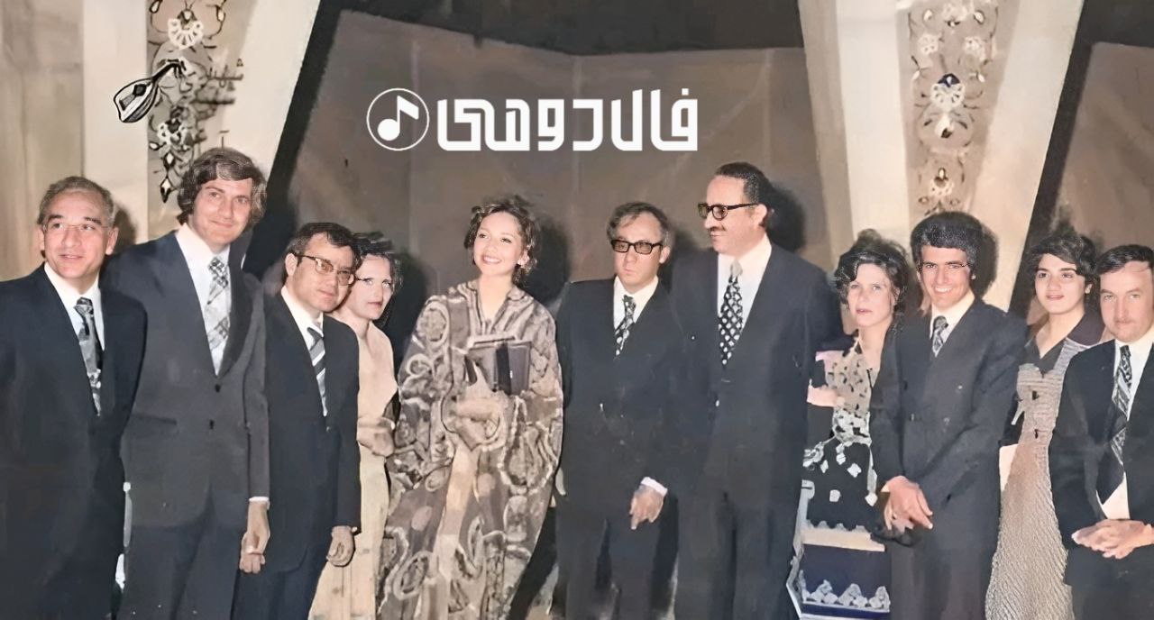 از راست به چپ: حسن ناهید، پروین صالح،محمدرضا شجریان و همسرایشان بانو گل افشان،عبدالوهاب شهیدی، محمد اسماعیلی، رحمت الله بدیعی و فرامرز پایور